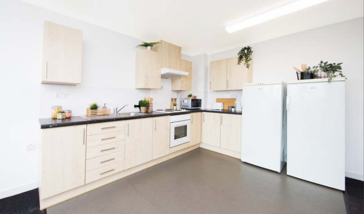 •♦ Student Only: Comfortable Room close to Bowhill Park ♦•
