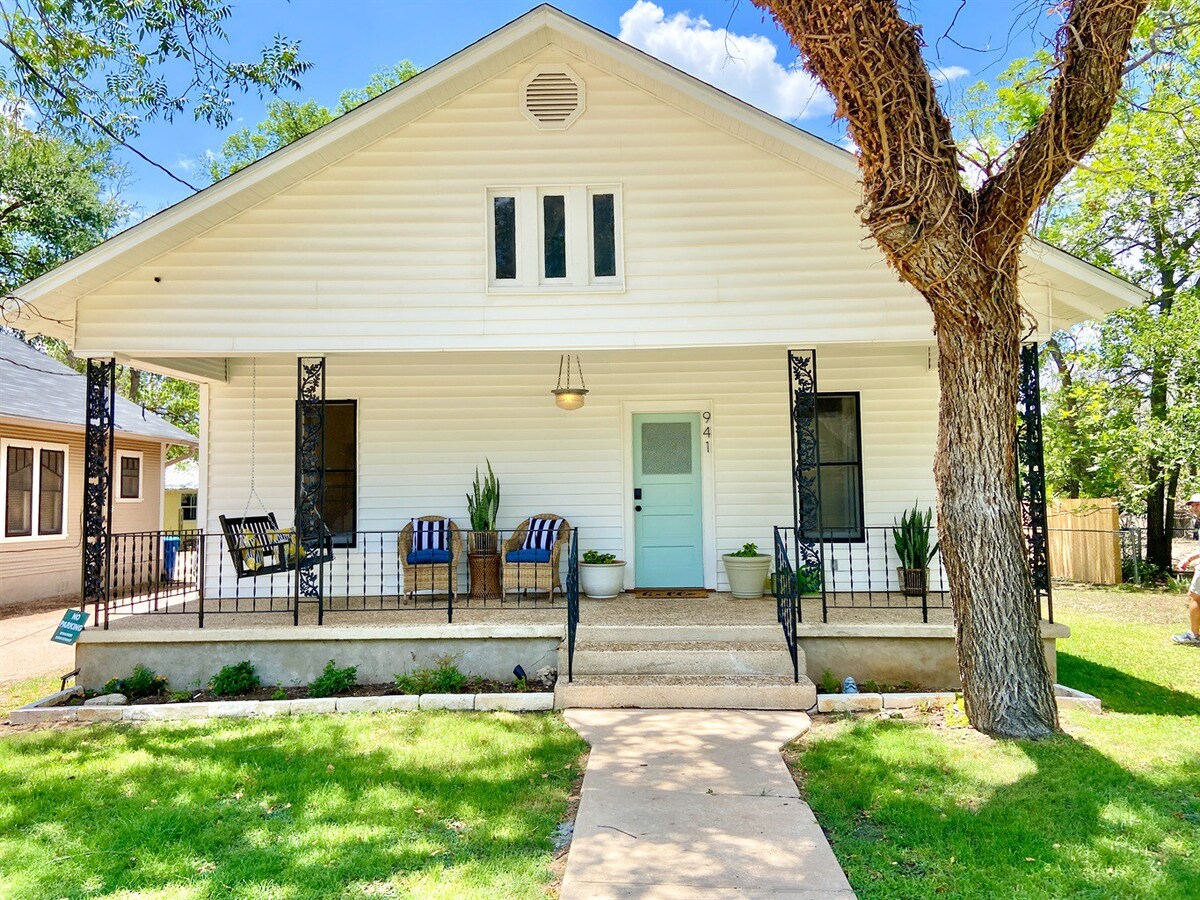 Bungalow near Downtown l Hot Tub l Deck | Vintage