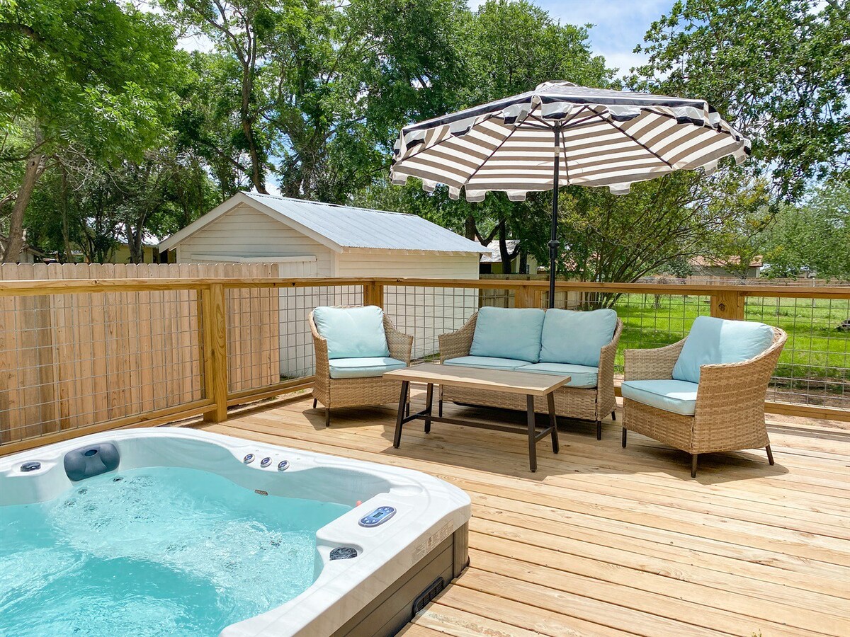 Bungalow near Downtown l Hot Tub l Deck | Vintage