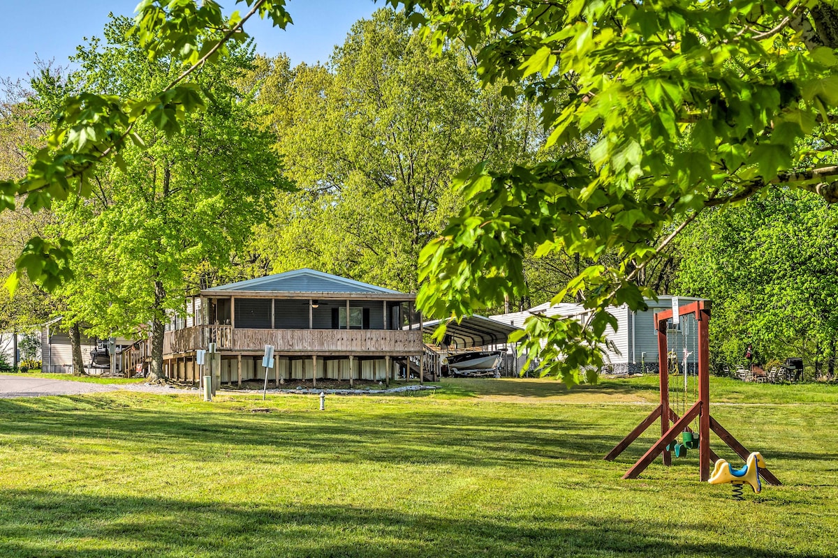 Cozy Hardin Retreat w/ Lake Kentucky View!