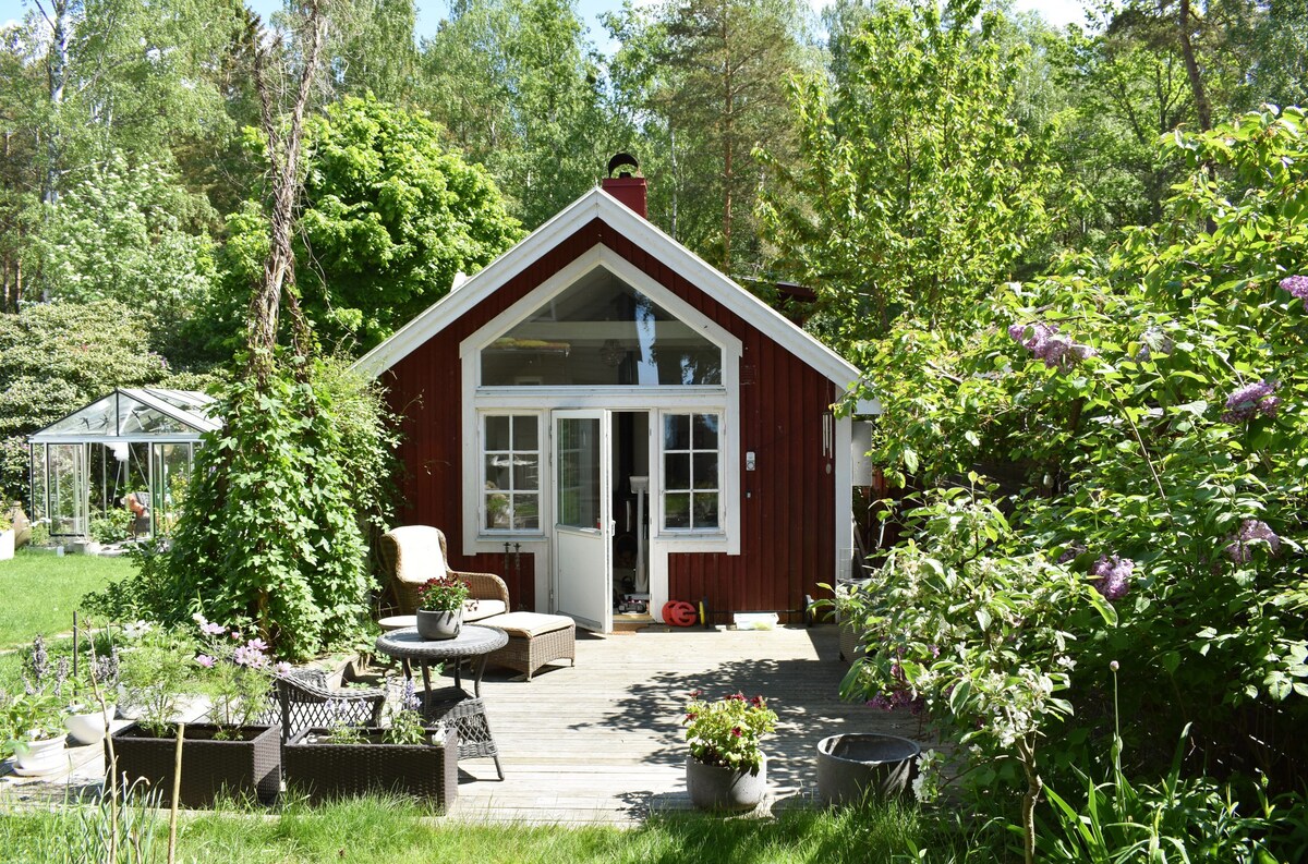 Cozy holiday home at the beautiful Pariserviken in Motala