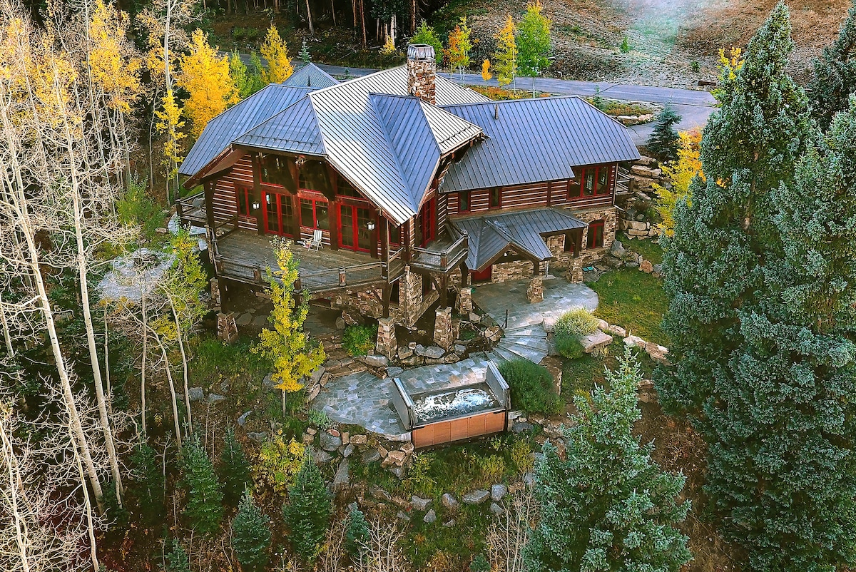 The Gray Fox! Luxury, Hot tub, Sauna, Ski in/out
