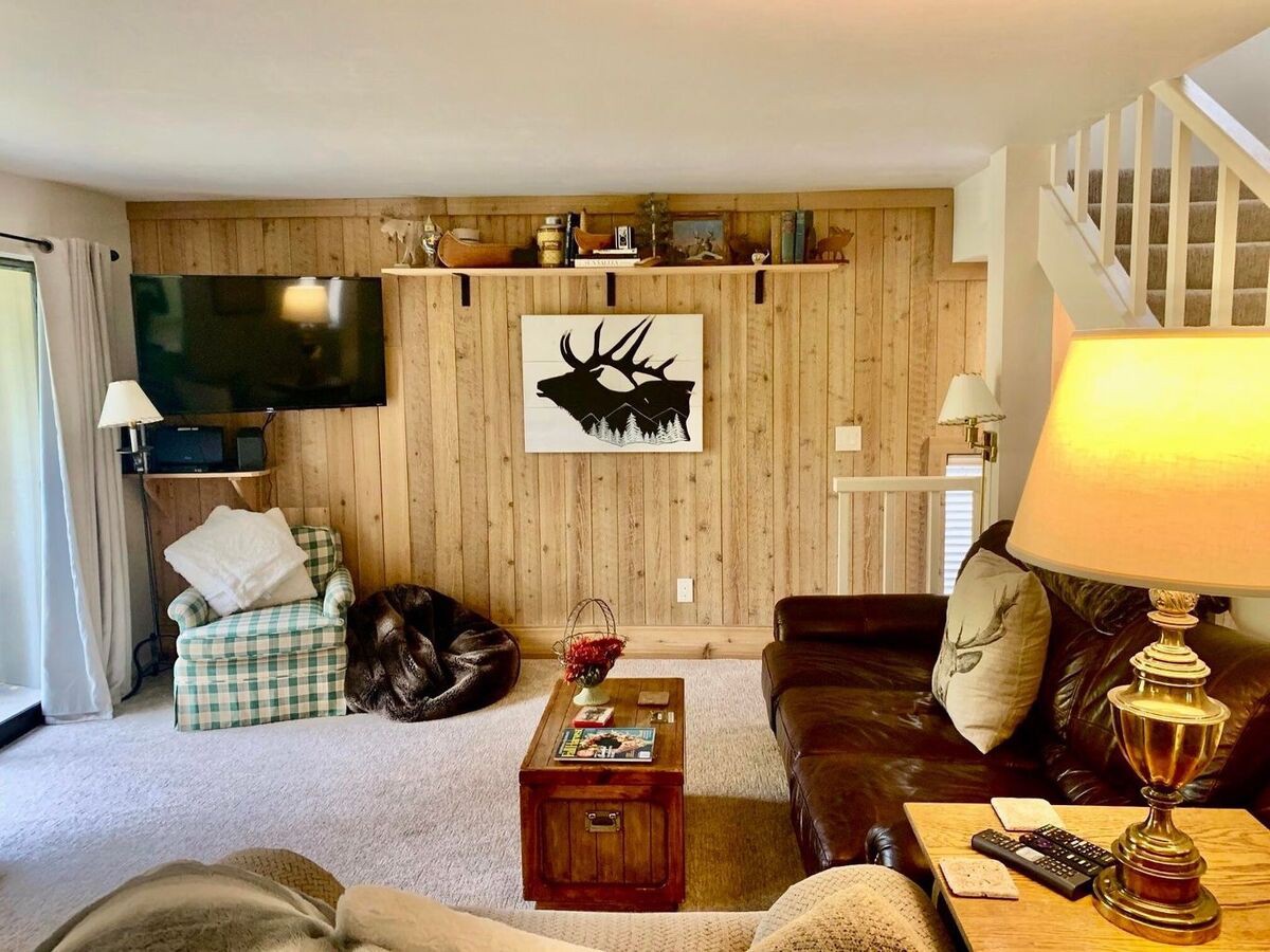 Elkhorn Village 4BR Condo: Pond Views & Pool Pass