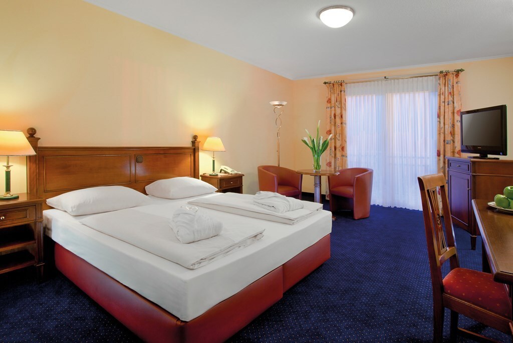 Deluxe Zimmer (ca. 32qm) mit Doppelbett mit Balkon, Golfplatzseite (Dorint Marc Aurel Resort)