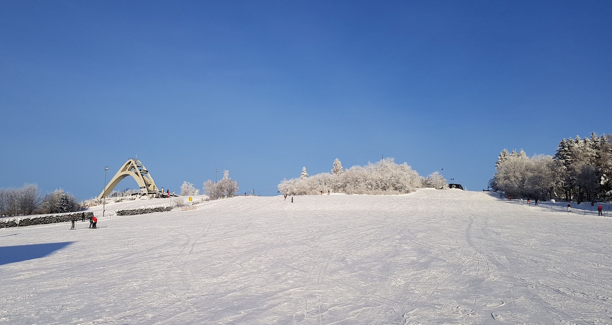 位于历史悠久的Winterberg/Westfalen老城区的四星级公寓（ Haus Ruhrkopfblick公寓）