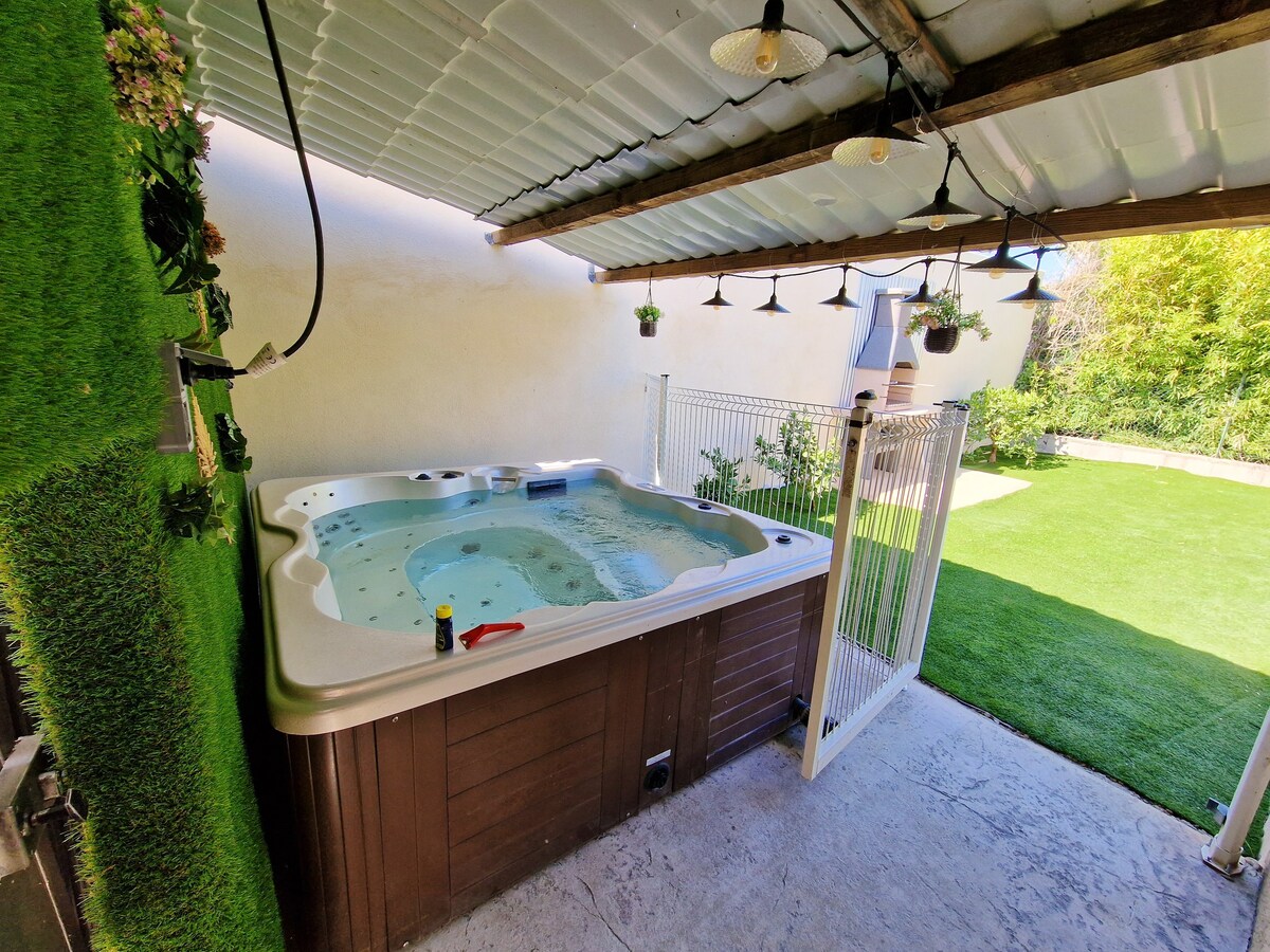 Villa with swimming-pool, jacuzzi, spa and garden