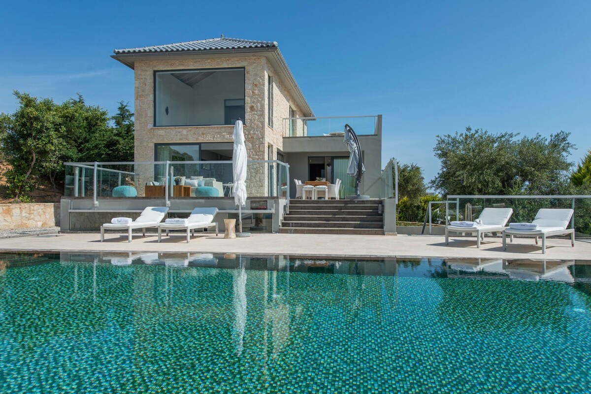 Stunning Sea Front Villa With Phenomenal Design
