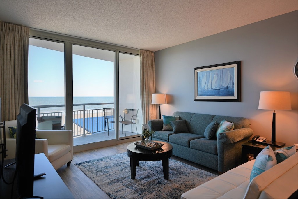 Gorgeous Condo, Ocean Front Master Bed, 2 Balconie