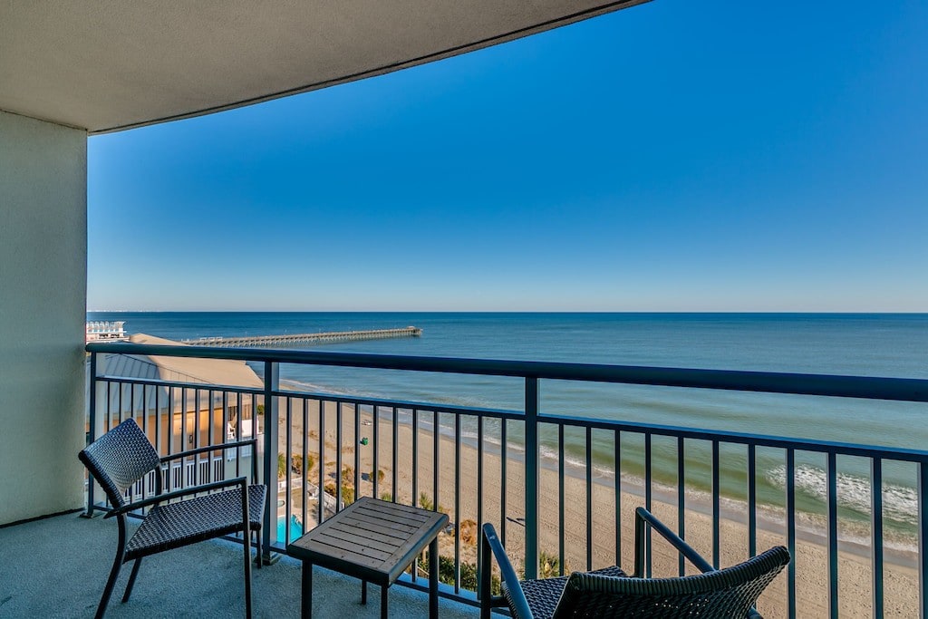 Stunning  Oceanfront King Suite, Centrally Located