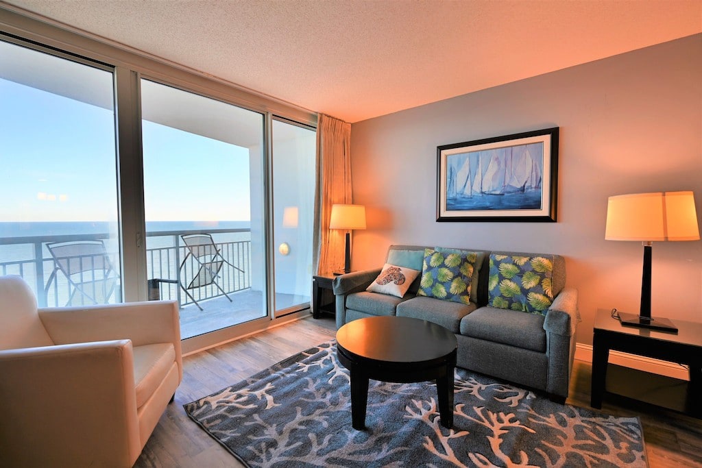 Stunning  Oceanfront King Suite, Centrally Located