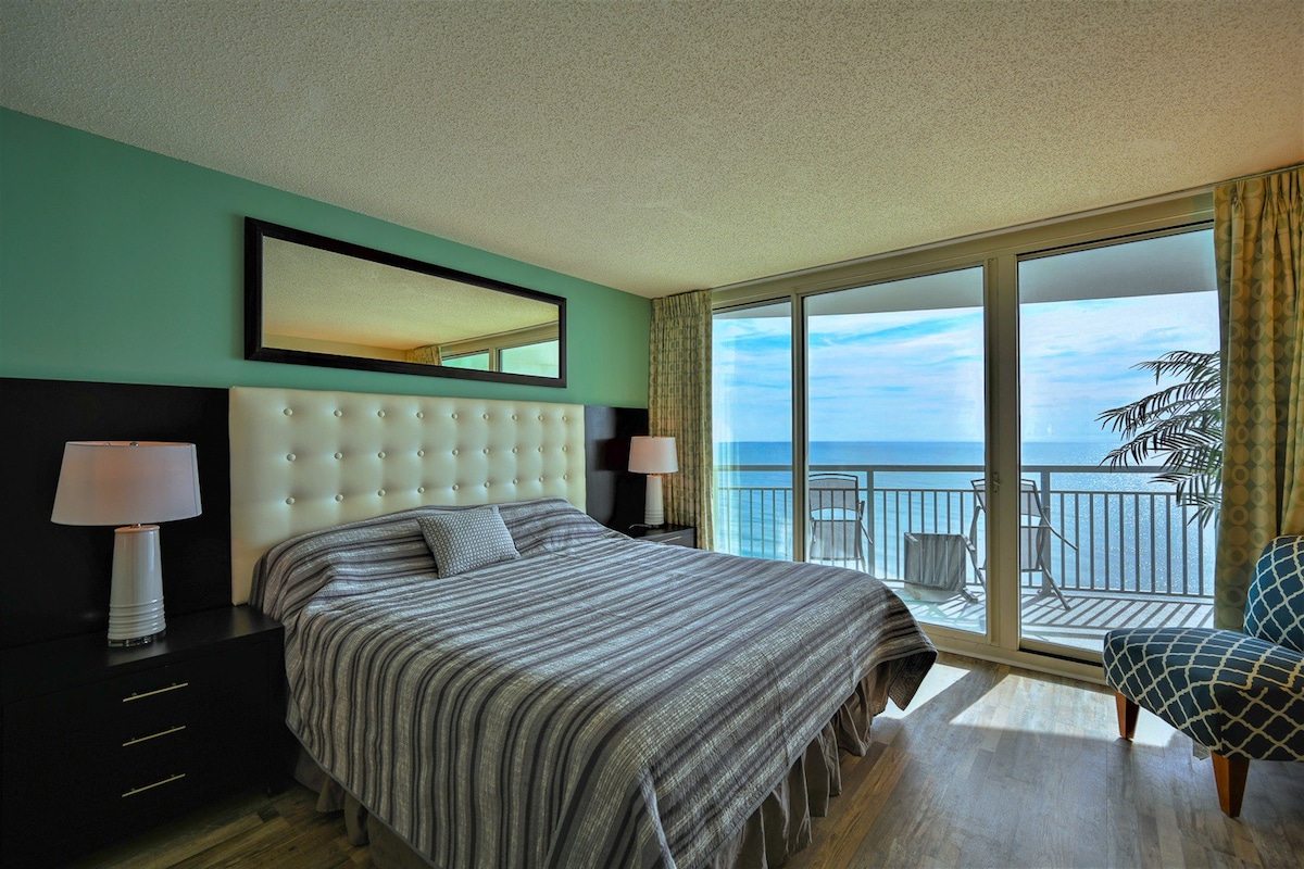 Stunning  Oceanfront King Suite, Centrally Located