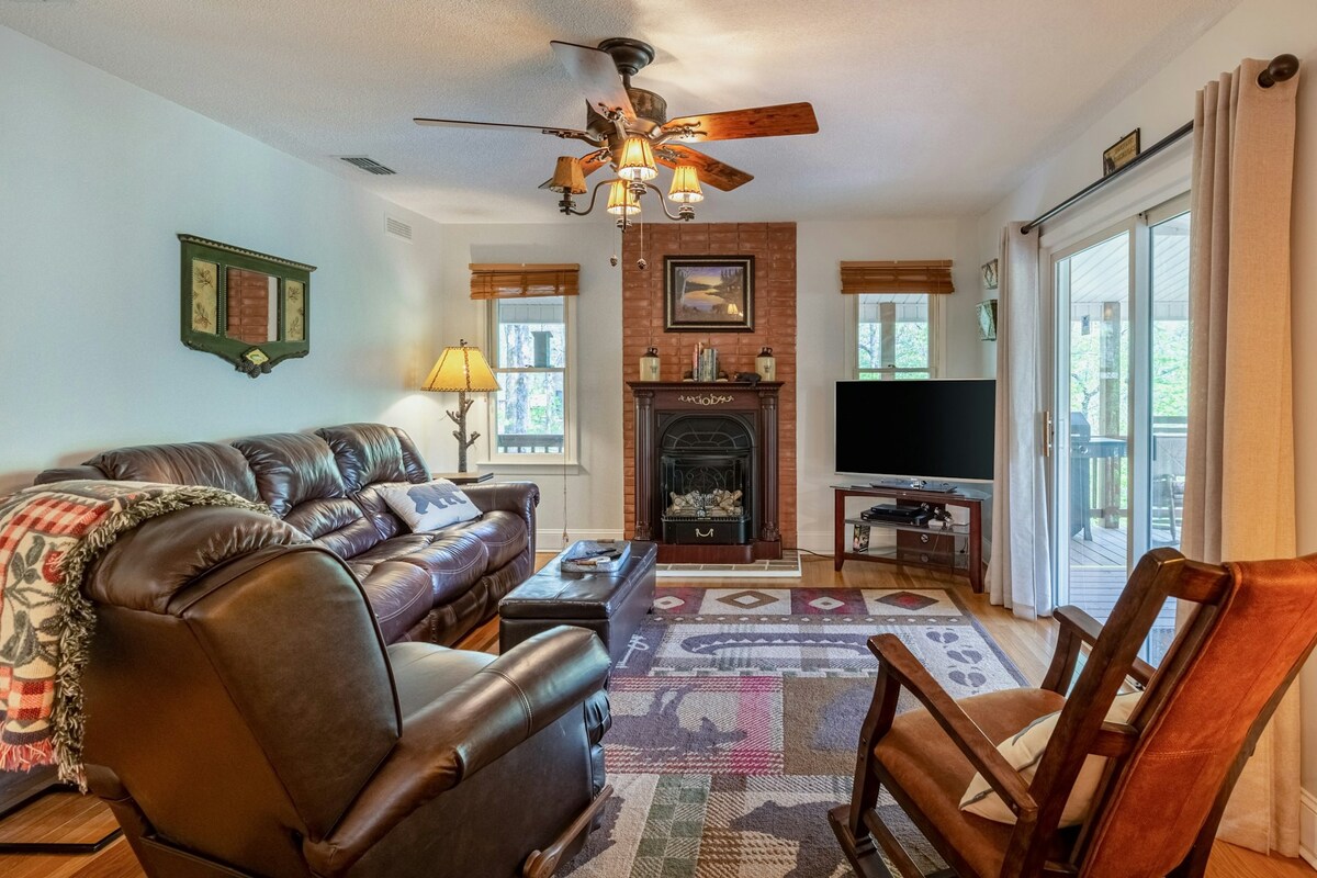 Dog Friendly 2BR Mountainview | Game Room