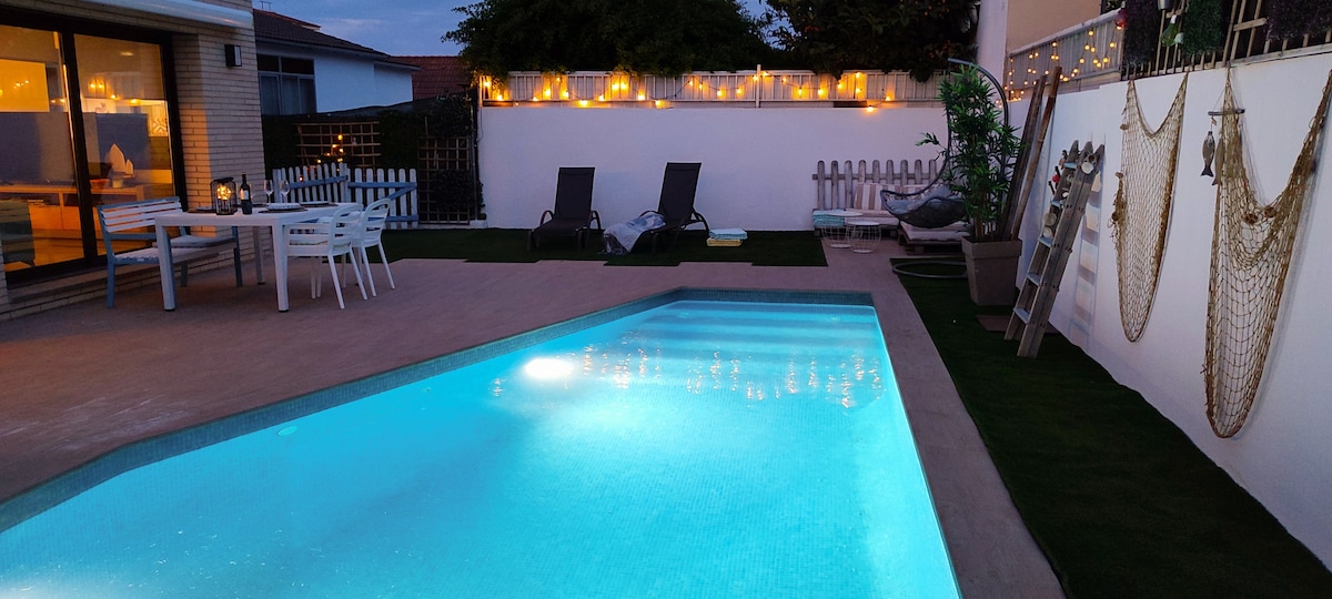 R127 Moderna casa con piscina y aire acondicionado