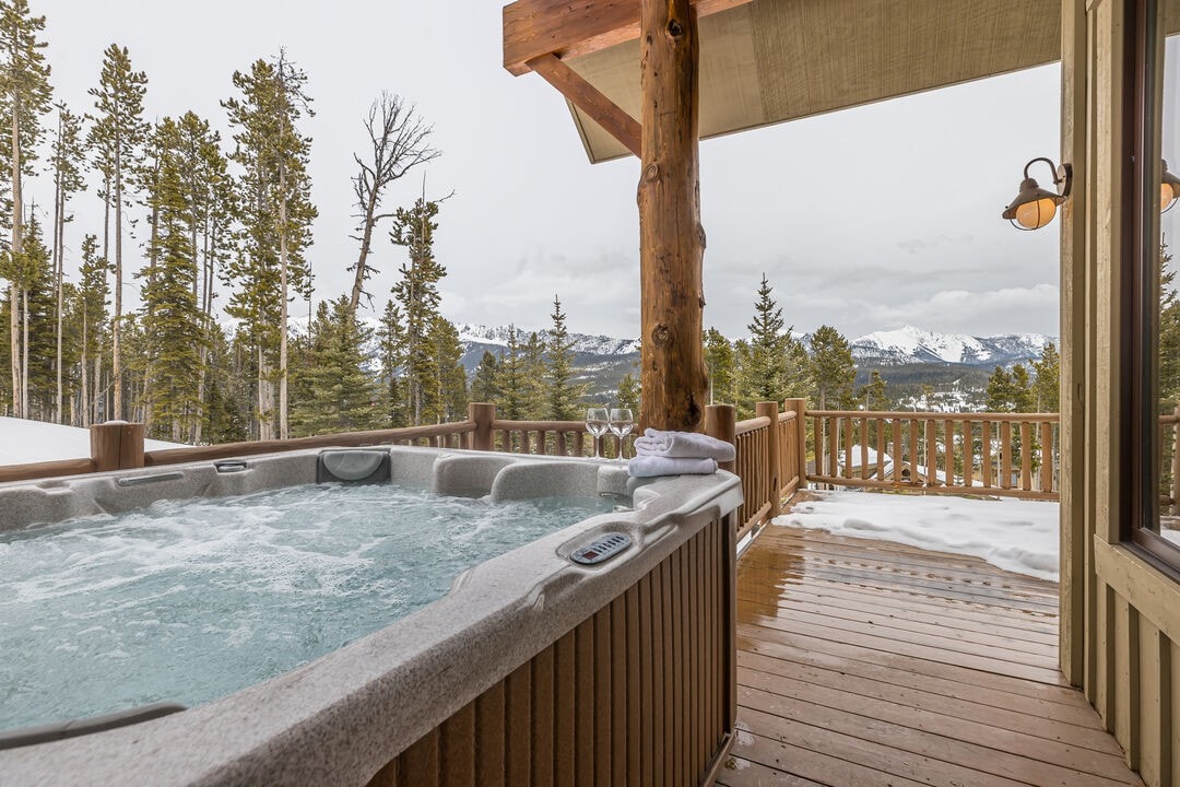 Ski-in/Ski-out w/hot tub and stunning views!