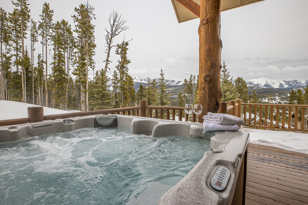 Ski-in/Ski-out w/hot tub and stunning views!