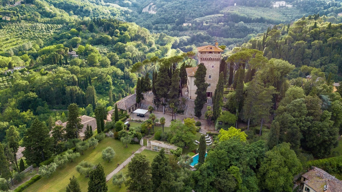 Rocca di Cetona ：托斯克带游泳池的豪华城堡