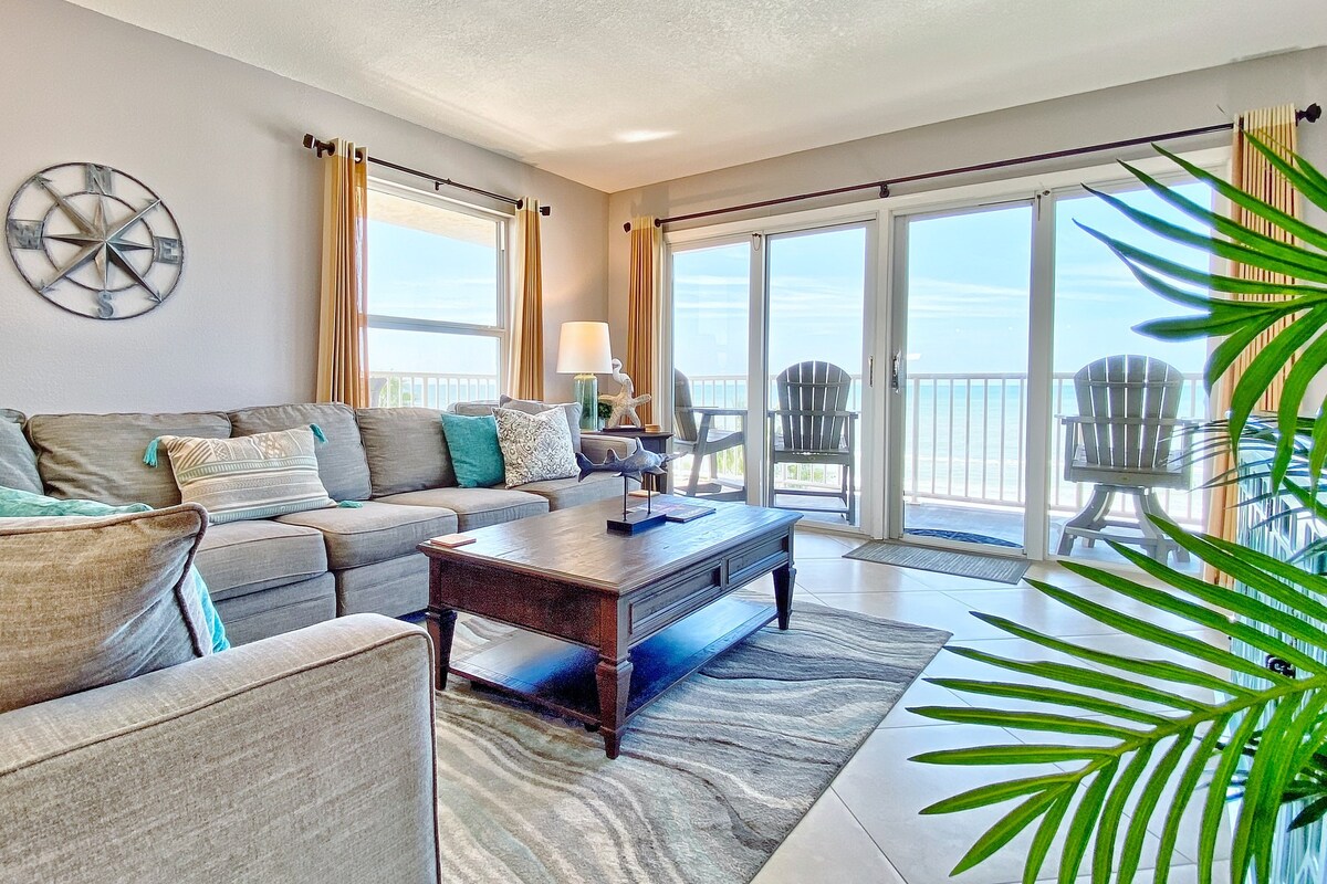 Beachfront, corner condo with brilliant gulf view, balcony, heated pool & AC