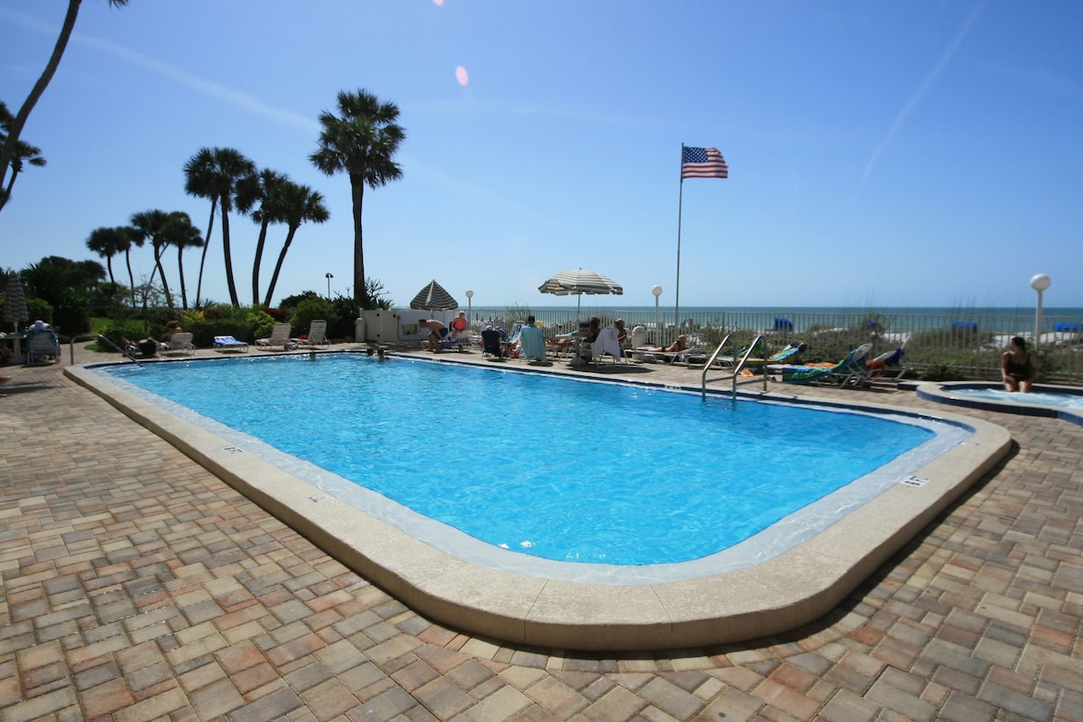 Beachside 3BR with pool, hot tub, covered parking