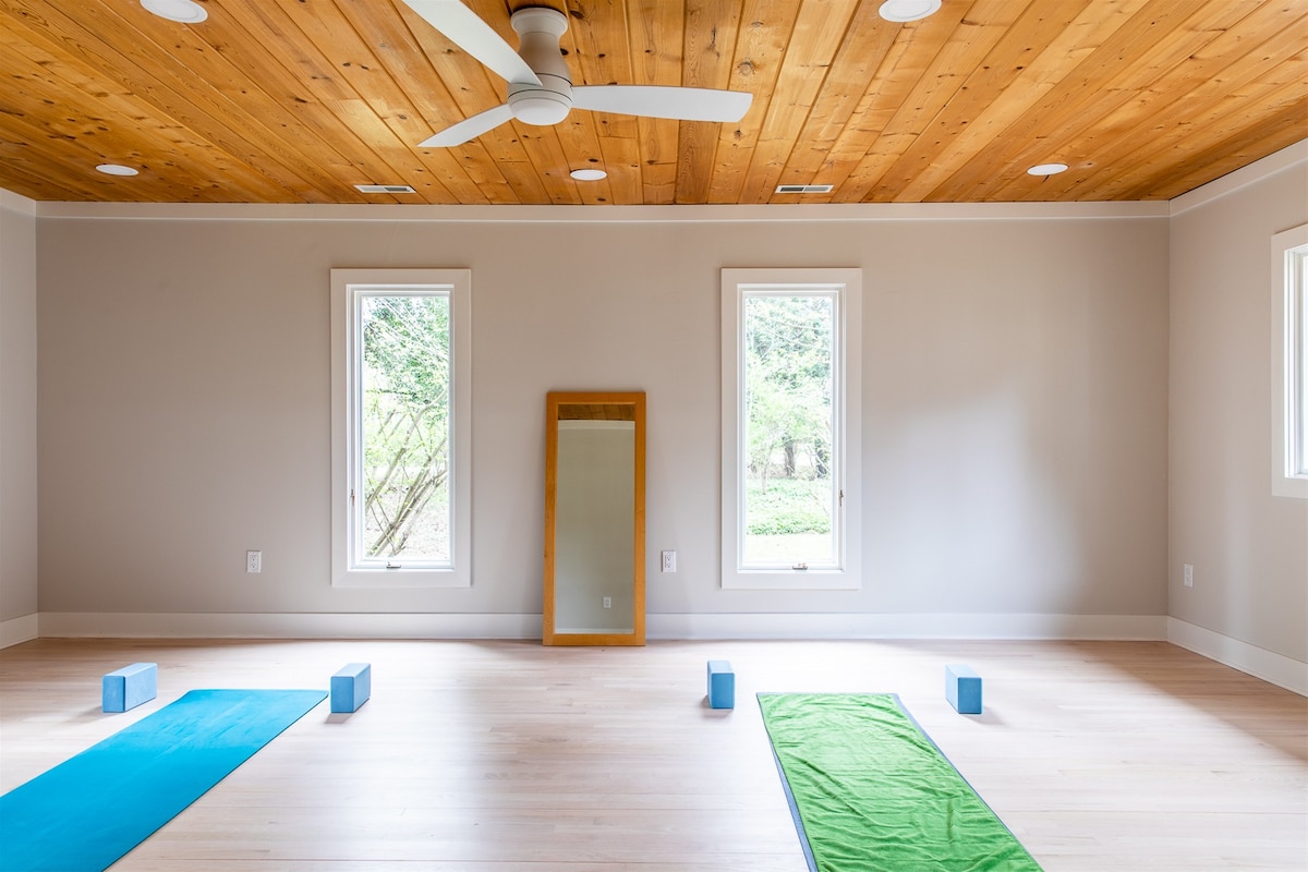 Walkable to Cherry Beach With Yoga Room!