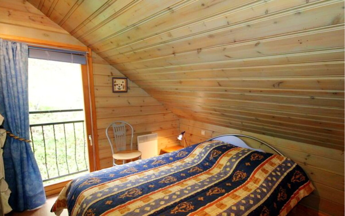 距离山坡12公里的度假木屋，可容纳8人。