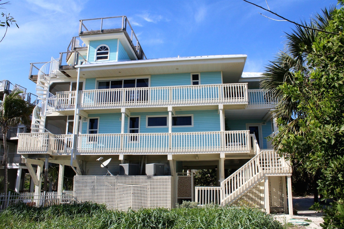 Ocean views, sleeps 10, heated pool, 2 golf carts