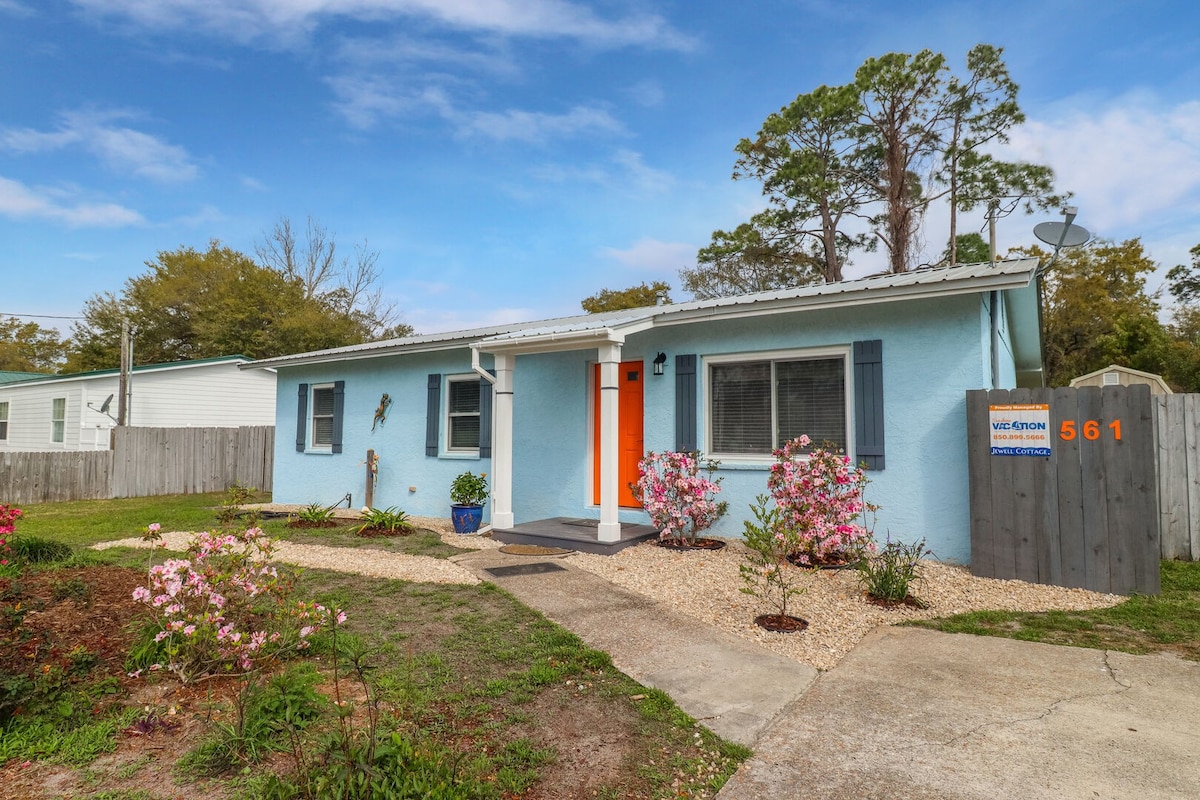 Jewell Cottage! Close to St. Joseph Bay!