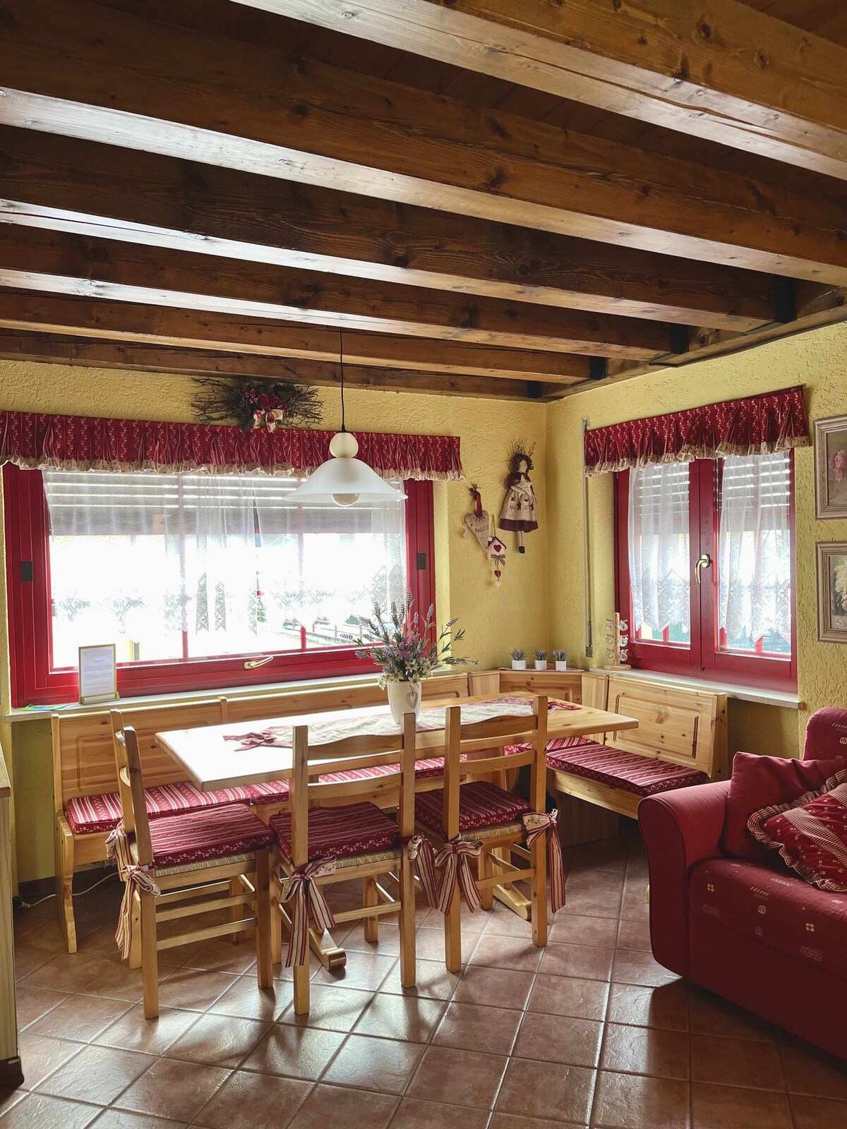 山地度假木屋坐落在安静的地区，靠近滑雪设施。