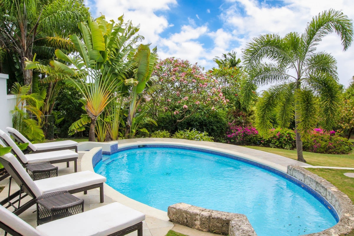 Relax by the pool, close to beach - Toad Hall
