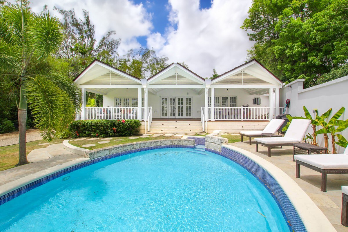 Relax by the pool, close to beach - Toad Hall