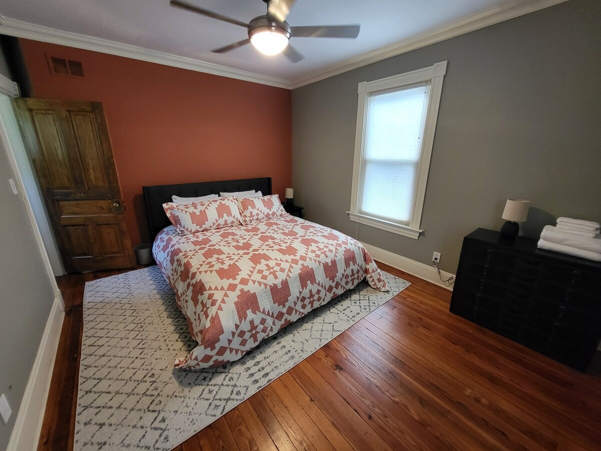 Columbia-Tusculum Gem 2BR Remodeled Historic Home