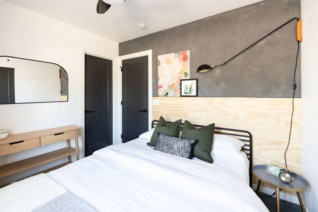 7 bedroom Modern Condo w/Kitchen+Shared Pool