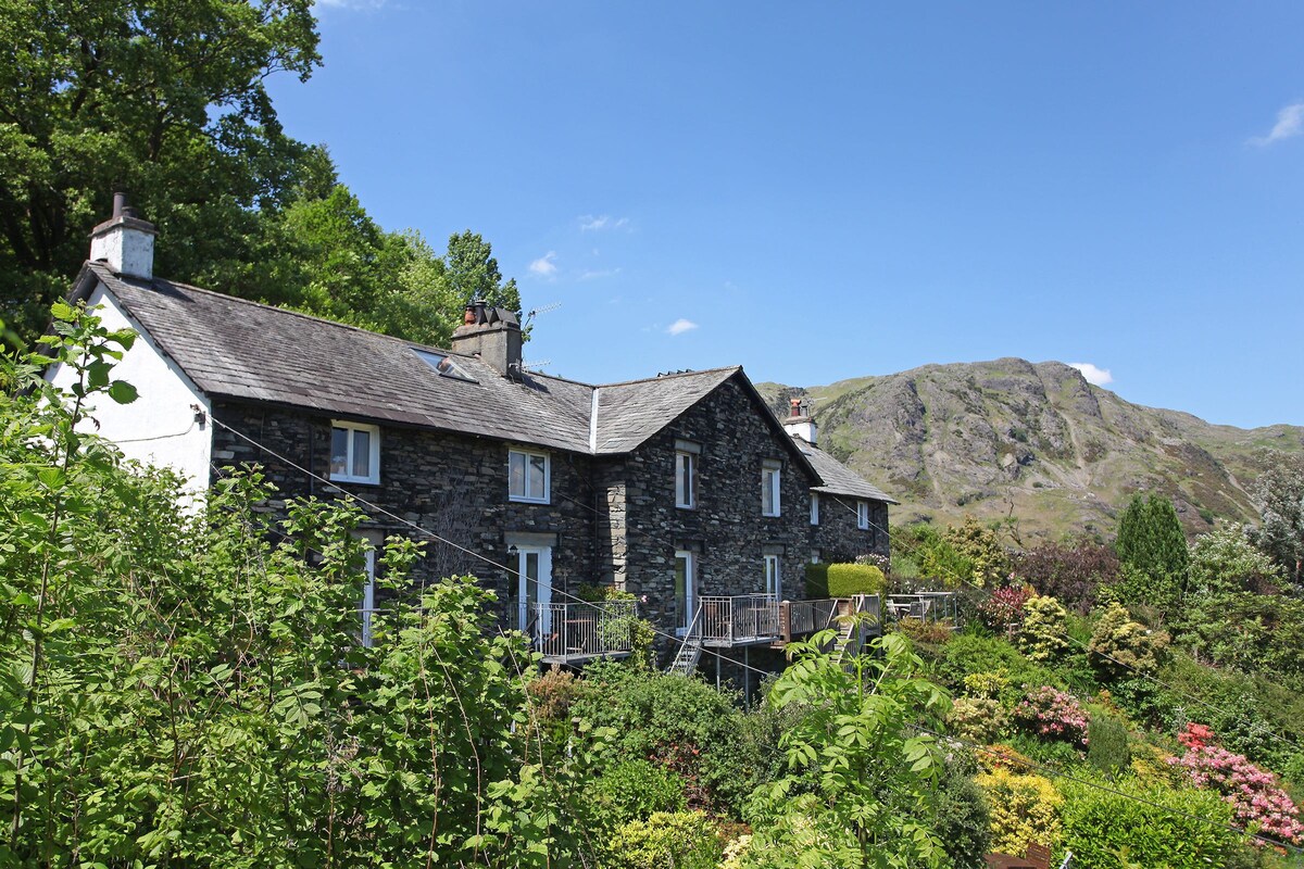 Old Quarry Cottage in Coniston with lake views