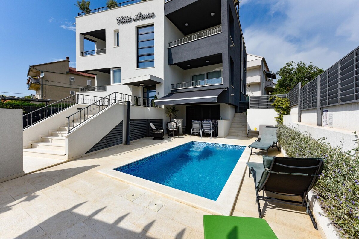 Modern Villa in Sveti Filip i Jakov with Swimming Pool
