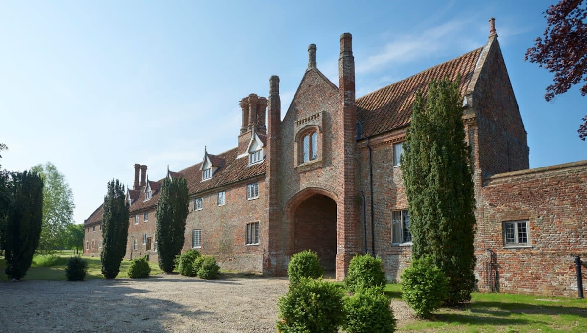 Lavish Tudor Estate & Gardens - Sleeps 25!