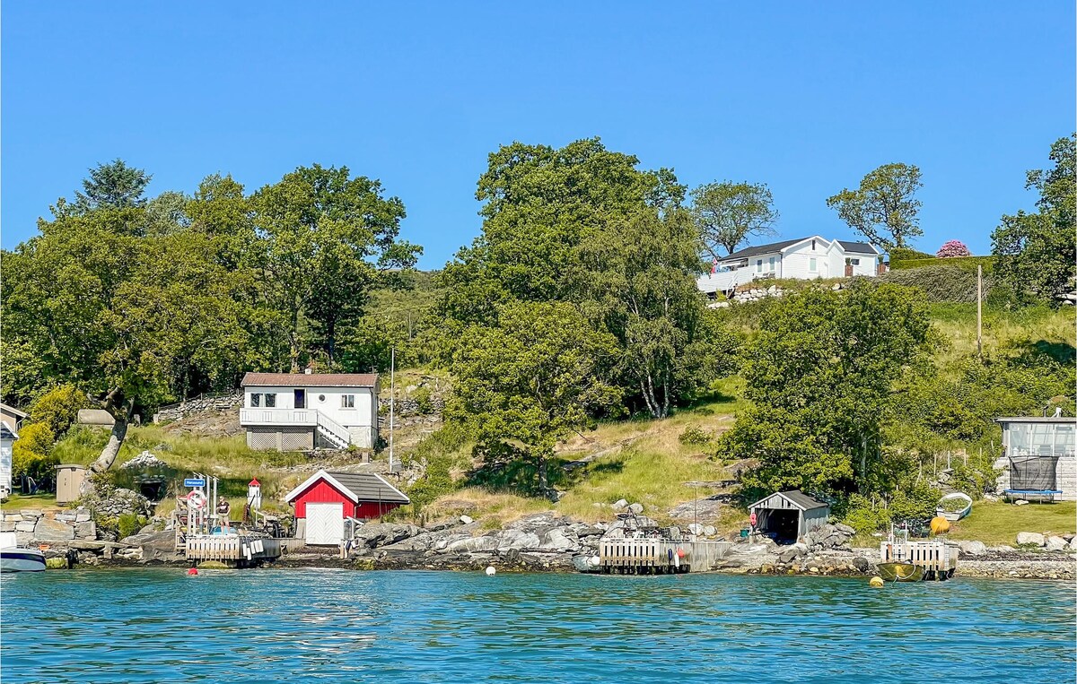 Stunning home in Rennesøy with 3 Bedrooms and WiFi