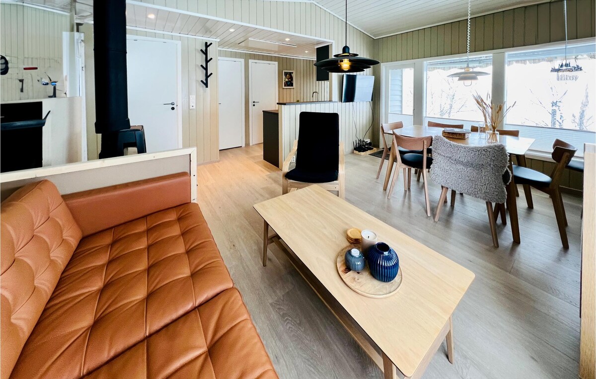 Stunning home in Rennesøy with 3 Bedrooms and WiFi