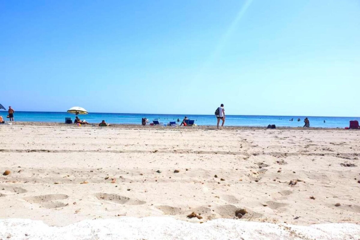 Villino Beach, beach front, with garden