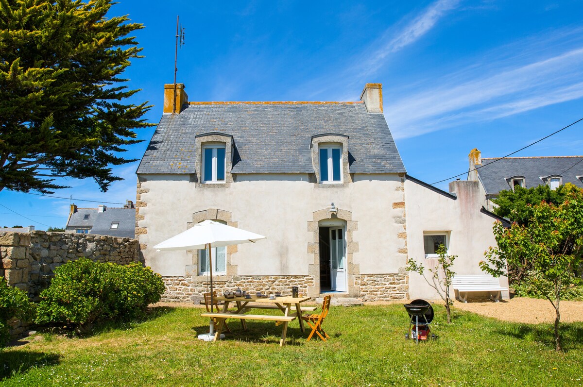 Maison pour 5, à Kérity, les pieds dans l'eau