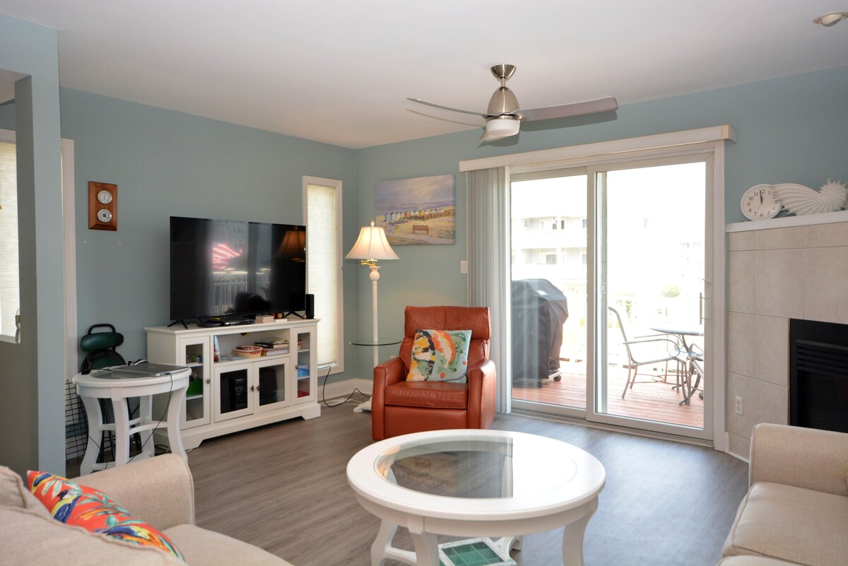 Caymen Isle #C is a modern townhouse ,located in a