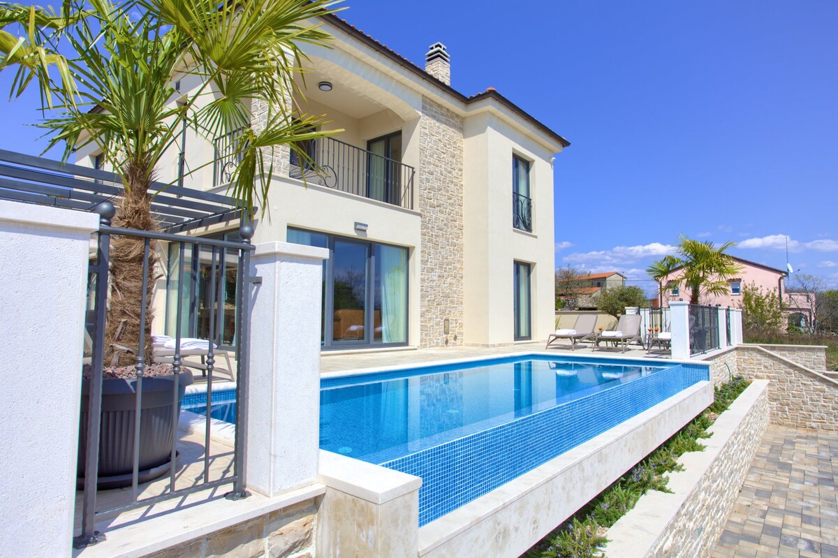 Villa Wisteria with Pool