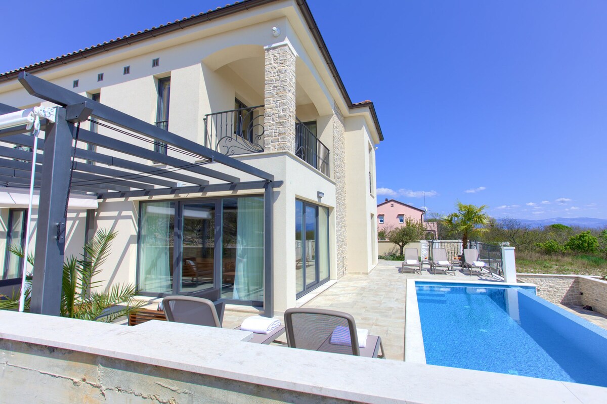 Villa Wisteria with Pool