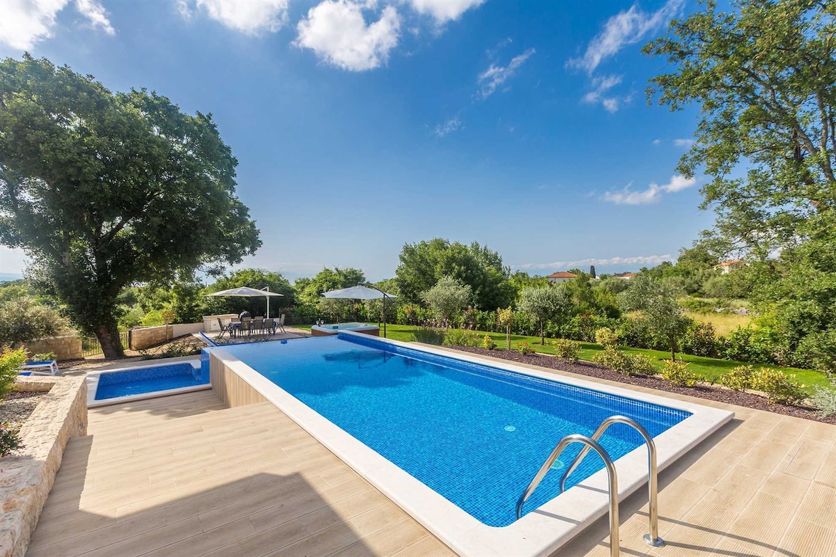 Luxury Villa Confidenza with Pool