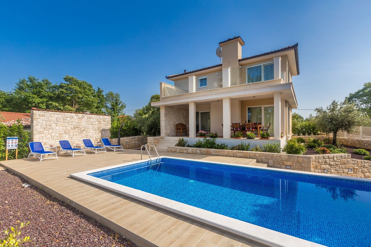 Luxury Villa Confidenza with Pool