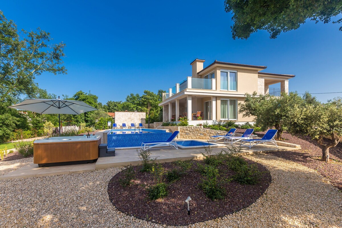 Luxury Villa Confidenza with Pool