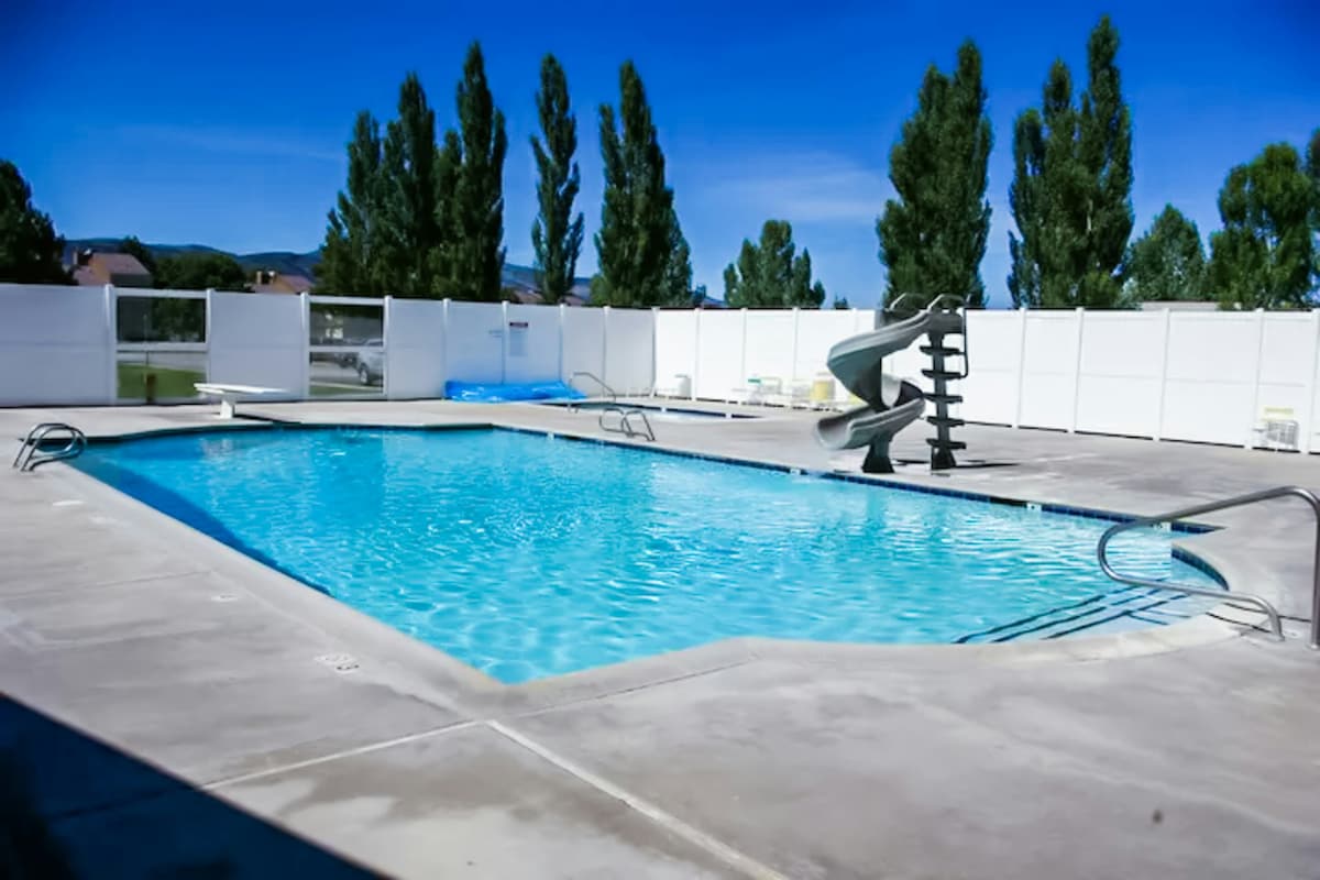 5BR Lakeview | Pool | Hot Tub | Sauna | Balcony