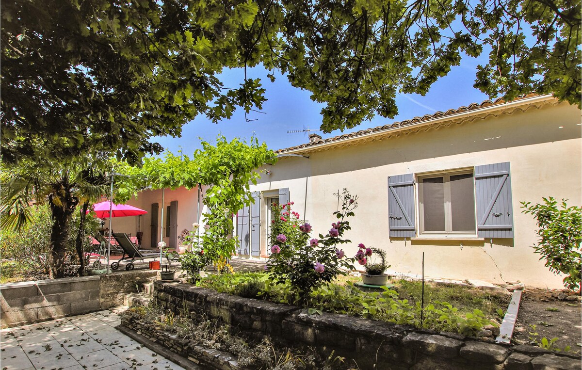 Stunning home in Le Thor with WiFi and 4 Bedrooms