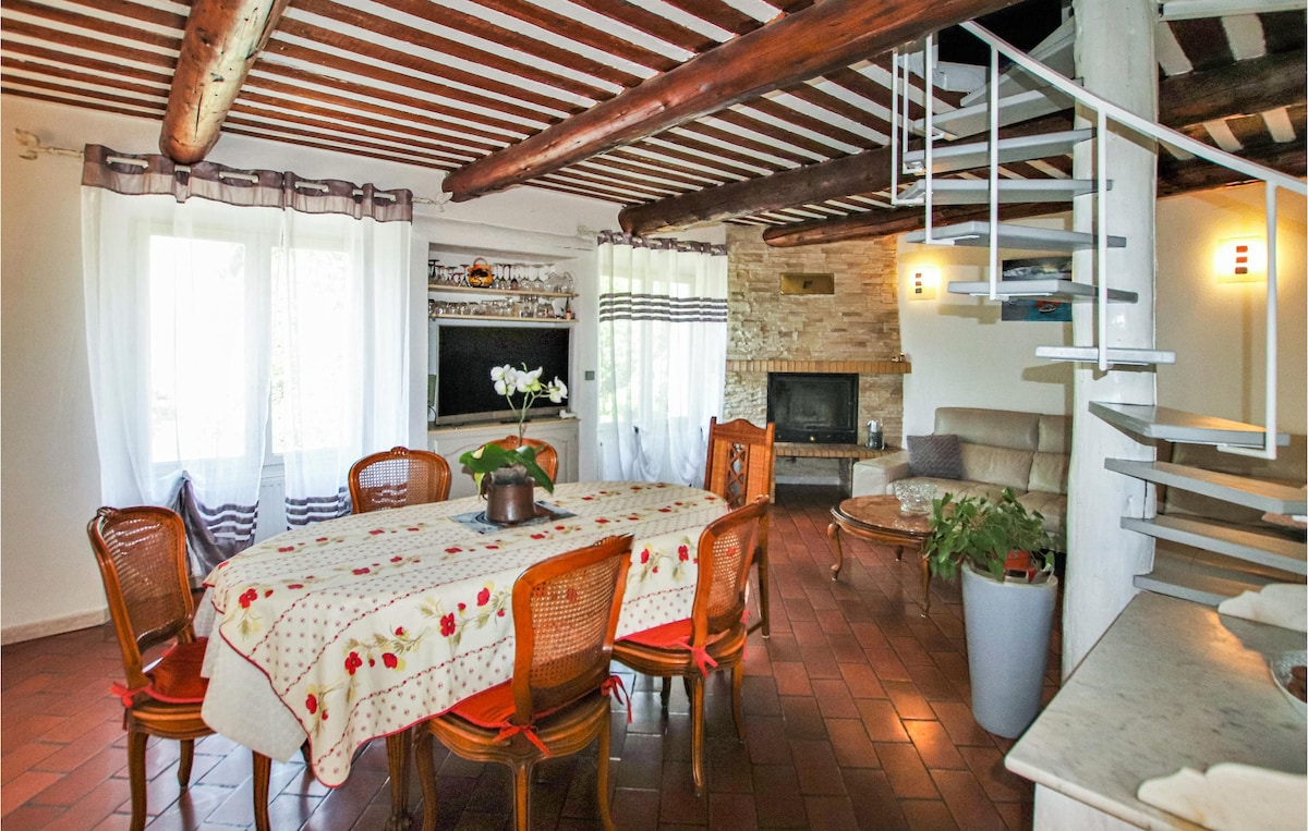 Stunning home in Le Thor with WiFi and 4 Bedrooms
