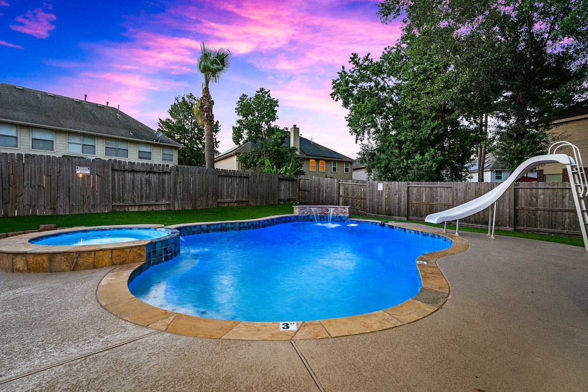 Heated Pool, has it all & close to everything.