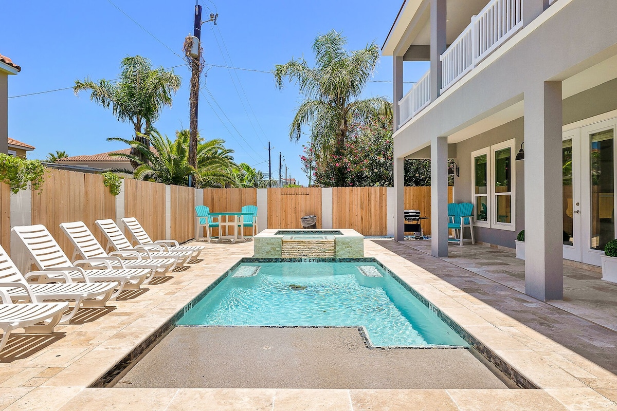 Beautiful 2-story House w/ Private Pool and hot tub. 1/2 Block to Beach!