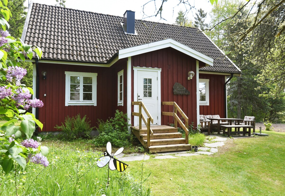 Cozy and rural holiday home 150 m from Lake Vänern